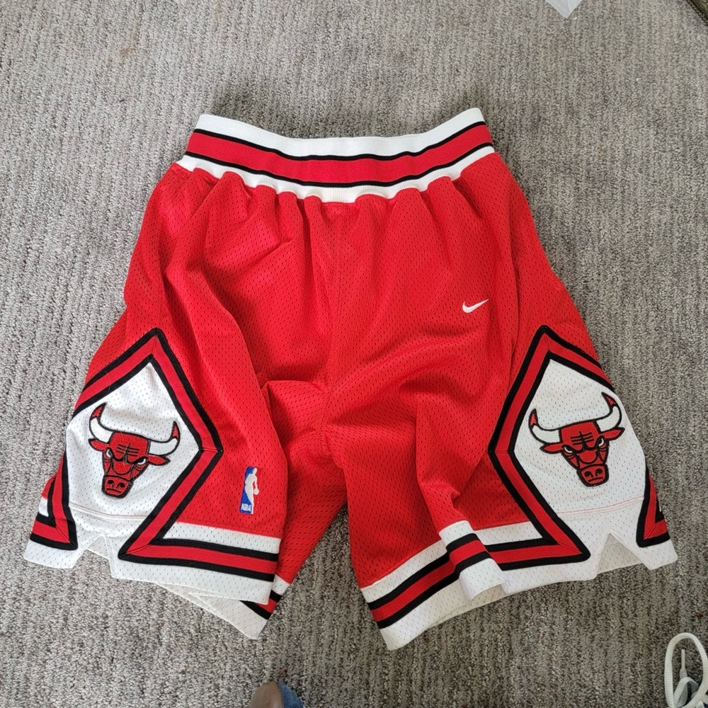 Vintage 1990s Nike Chicago Bulls Basketball Shorts
Size 32